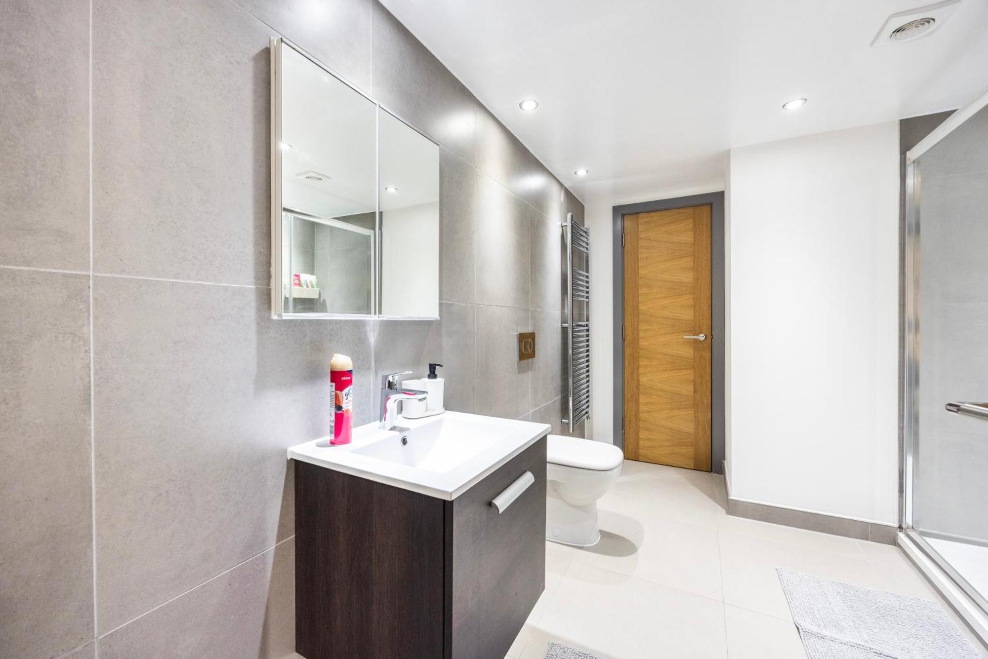 Apartment 2 Bed 2 Bath Deluxe Flat In Kensington *