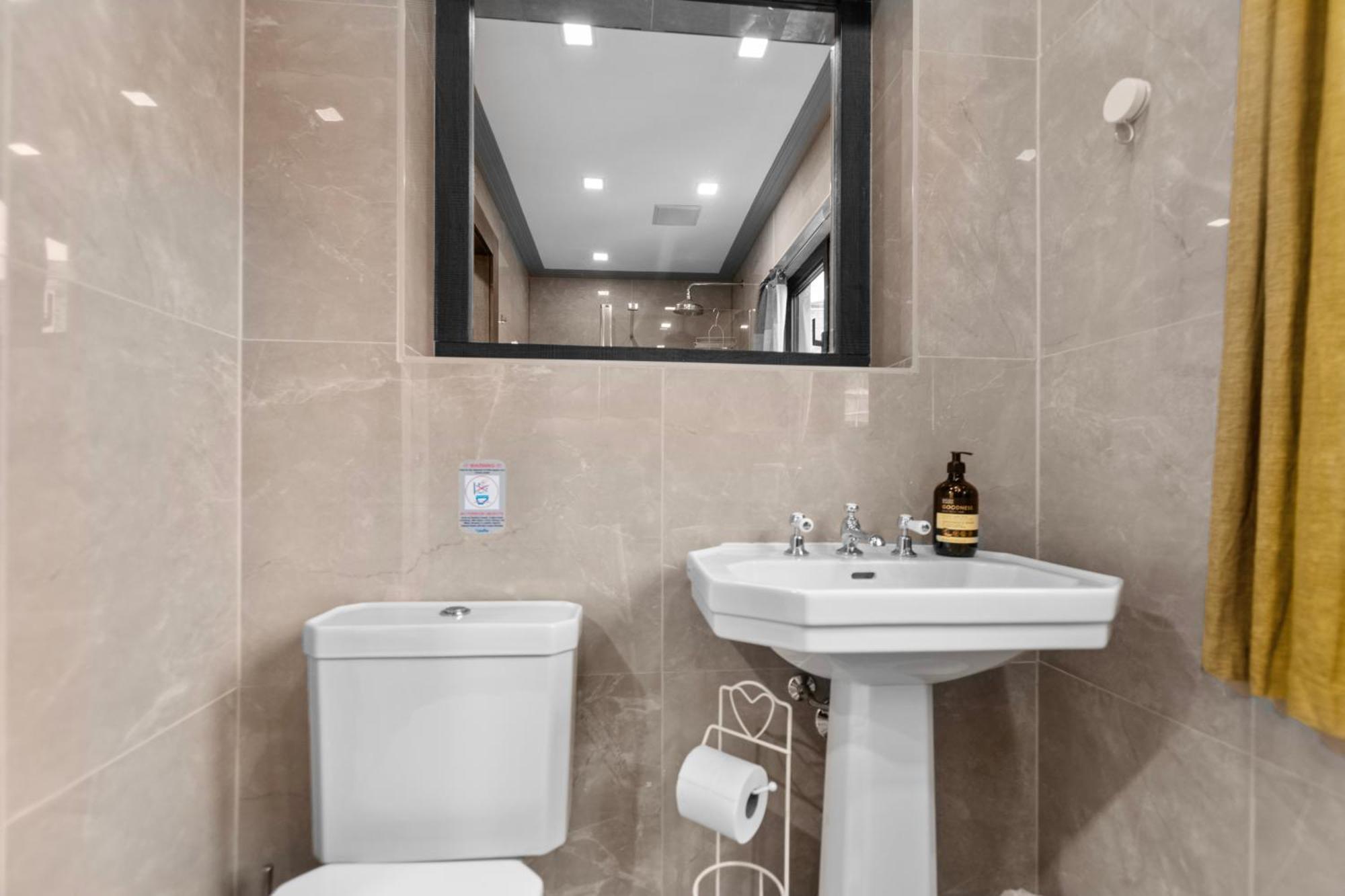 4bedroom, 3bath Retreat With Extra Toilet & Private Garden Oasis *