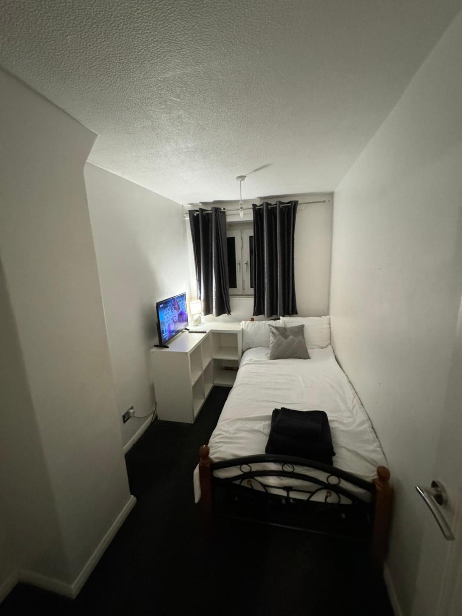 Holiday home 3 Bedroom House Stratford London, Sleeps 5 *
