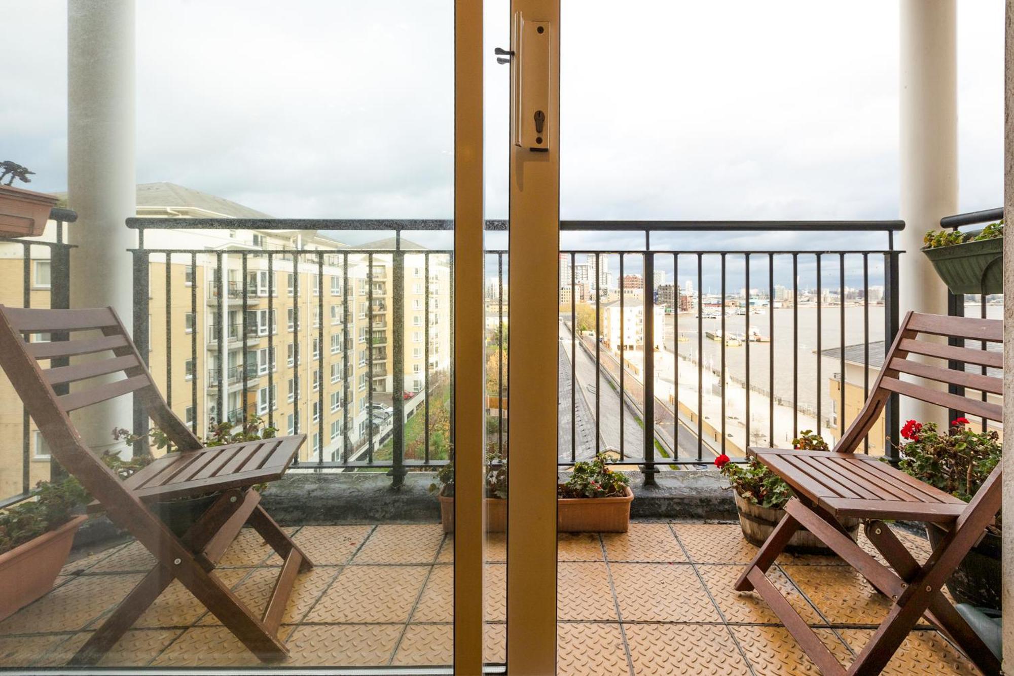 Lit 2br Flat With Balcony Near Canary Wharf, 1min Dlr Appartement *