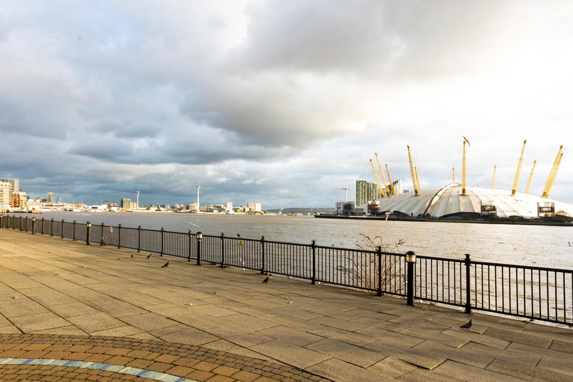 Appartement Lit 2br Flat With Balcony Near Canary Wharf, 1min Dlr Londen