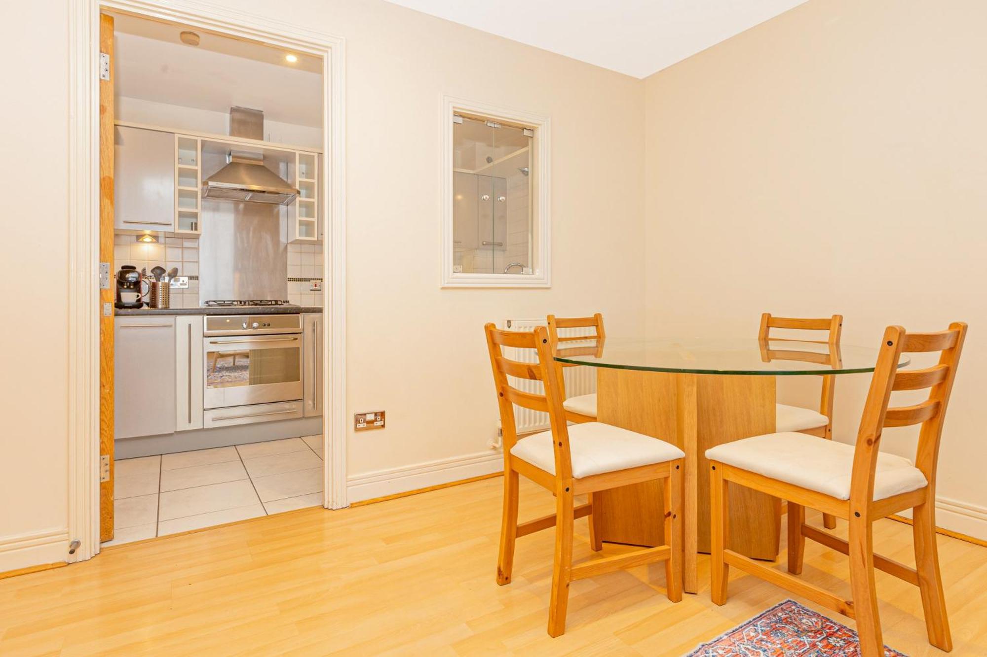 Lit 2br Flat With Balcony Near Canary Wharf, 1min Dlr Appartement