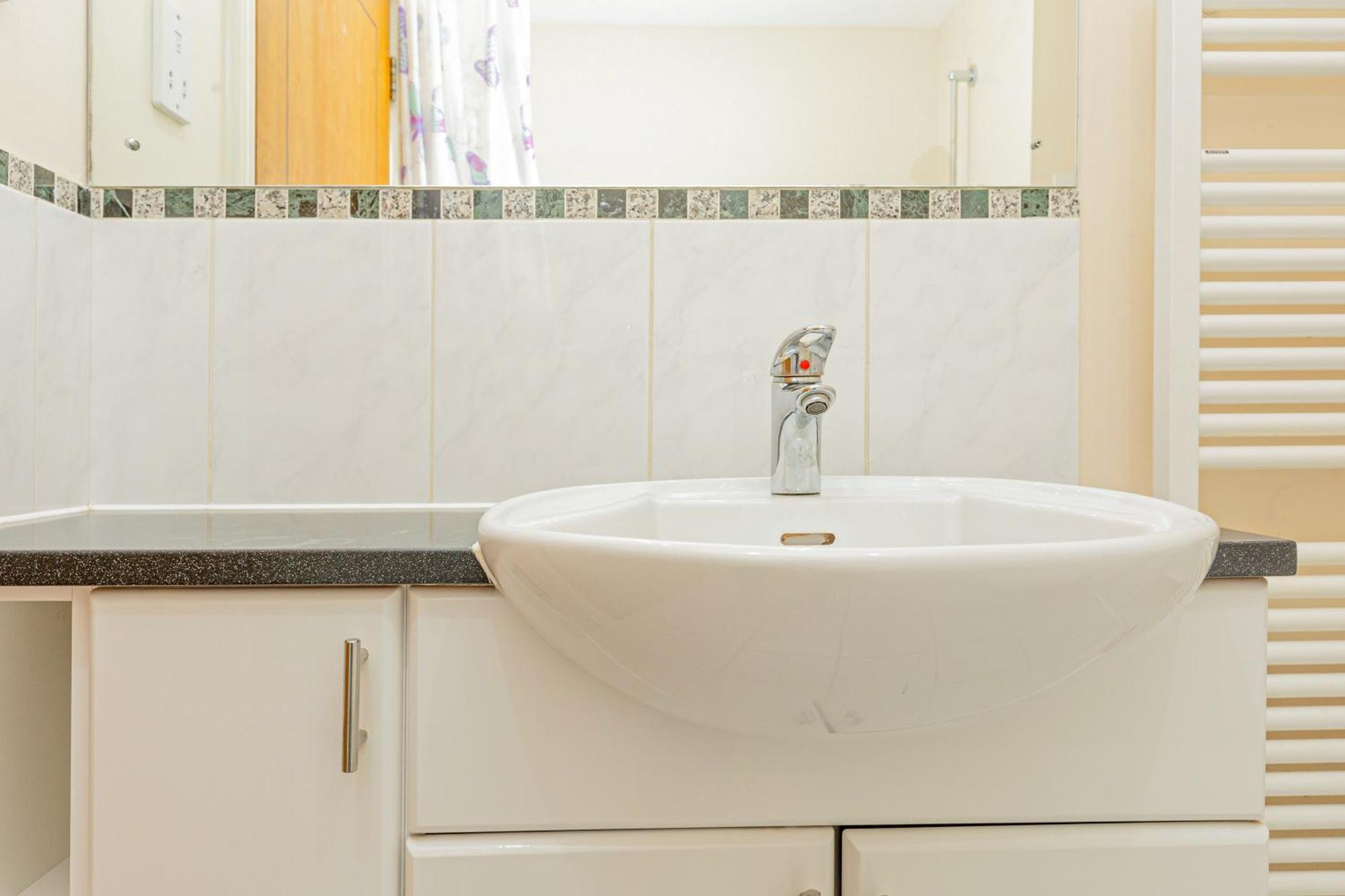 Lit 2br Flat With Balcony Near Canary Wharf, 1min Dlr Appartement *