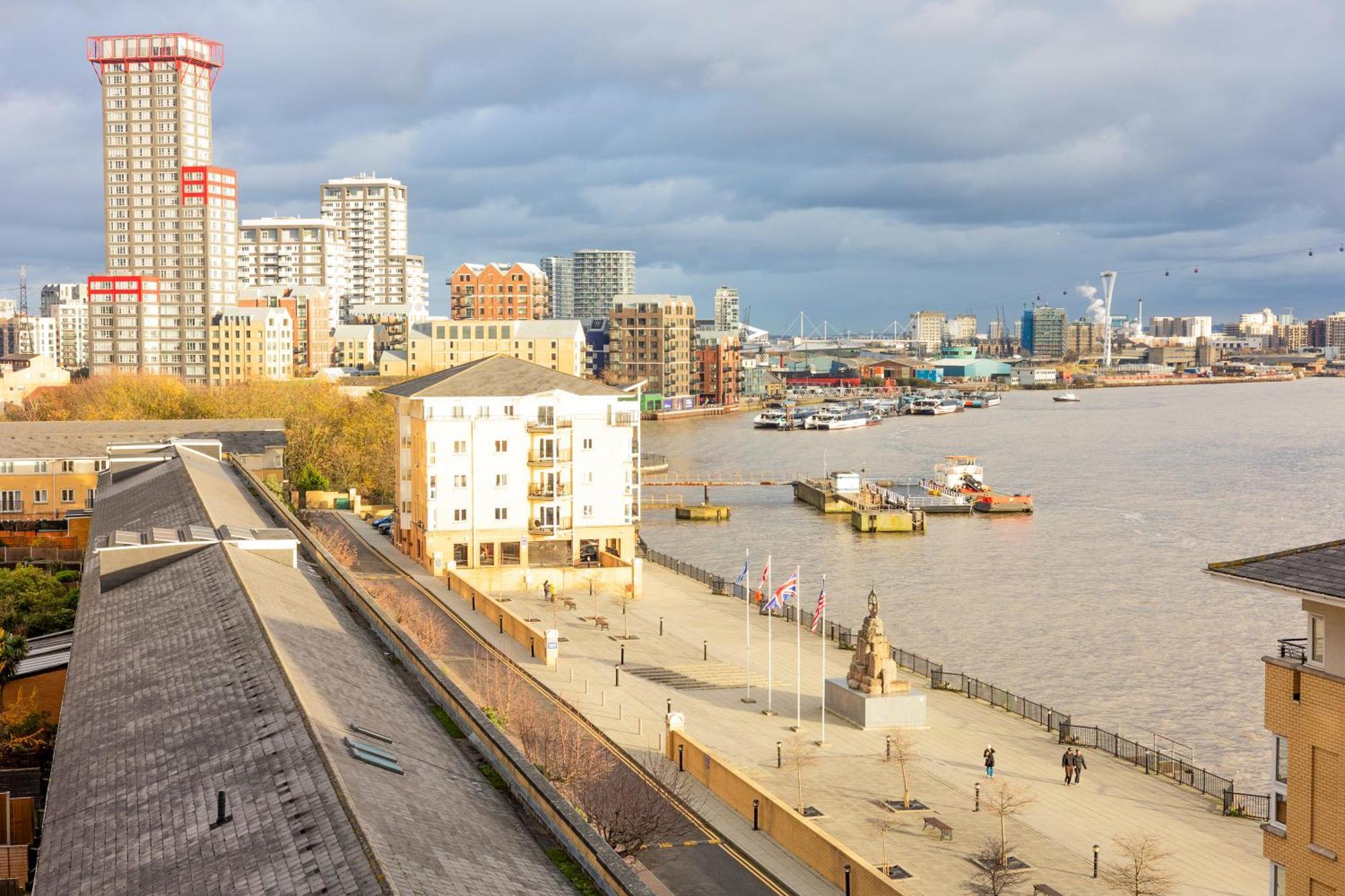 Appartement Lit 2br Flat With Balcony Near Canary Wharf, 1min Dlr Londen