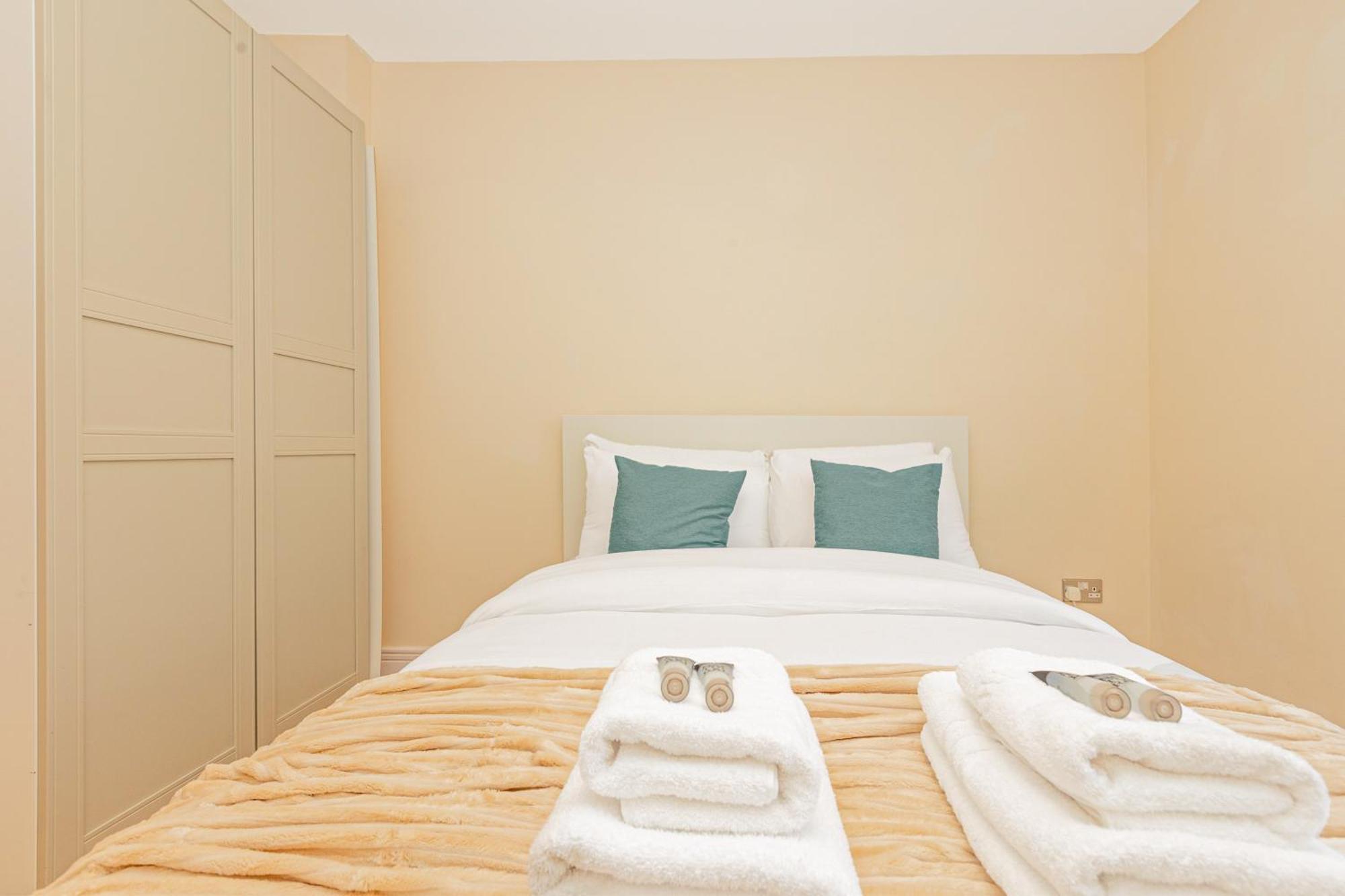 Lit 2br Flat With Balcony Near Canary Wharf, 1min Dlr * Londen