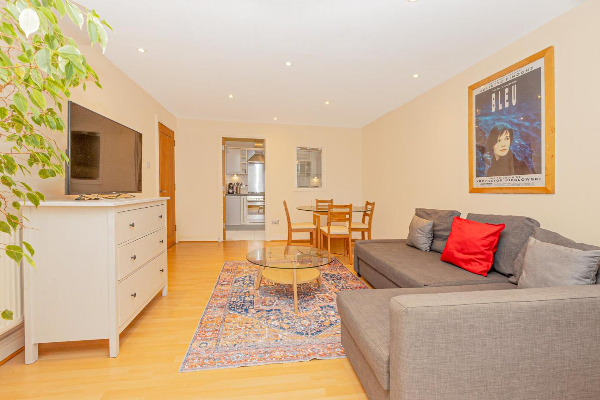 Lit 2br Flat With Balcony Near Canary Wharf, 1min Dlr * Londen