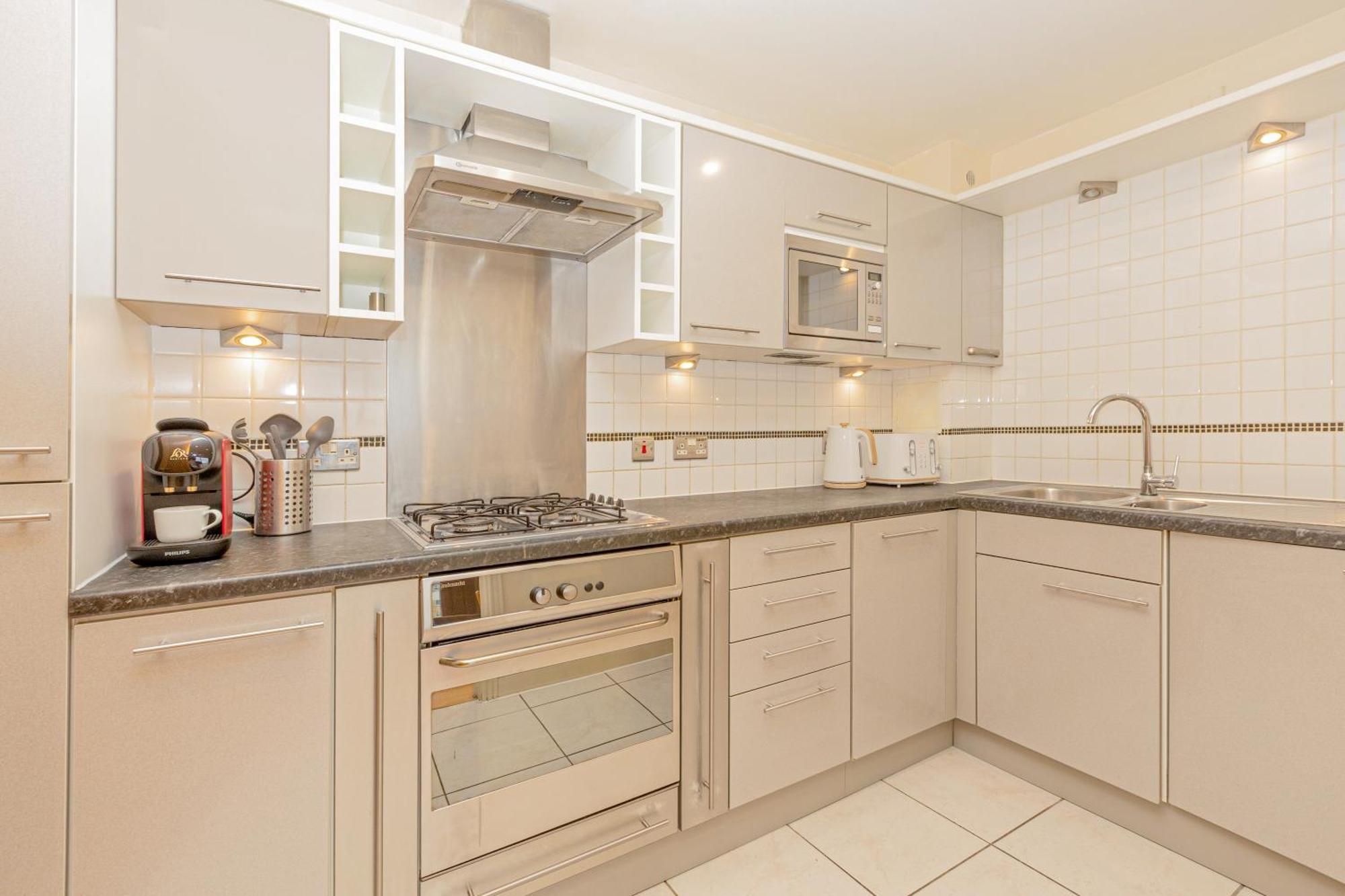 Lit 2br Flat With Balcony Near Canary Wharf, 1min Dlr Appartement