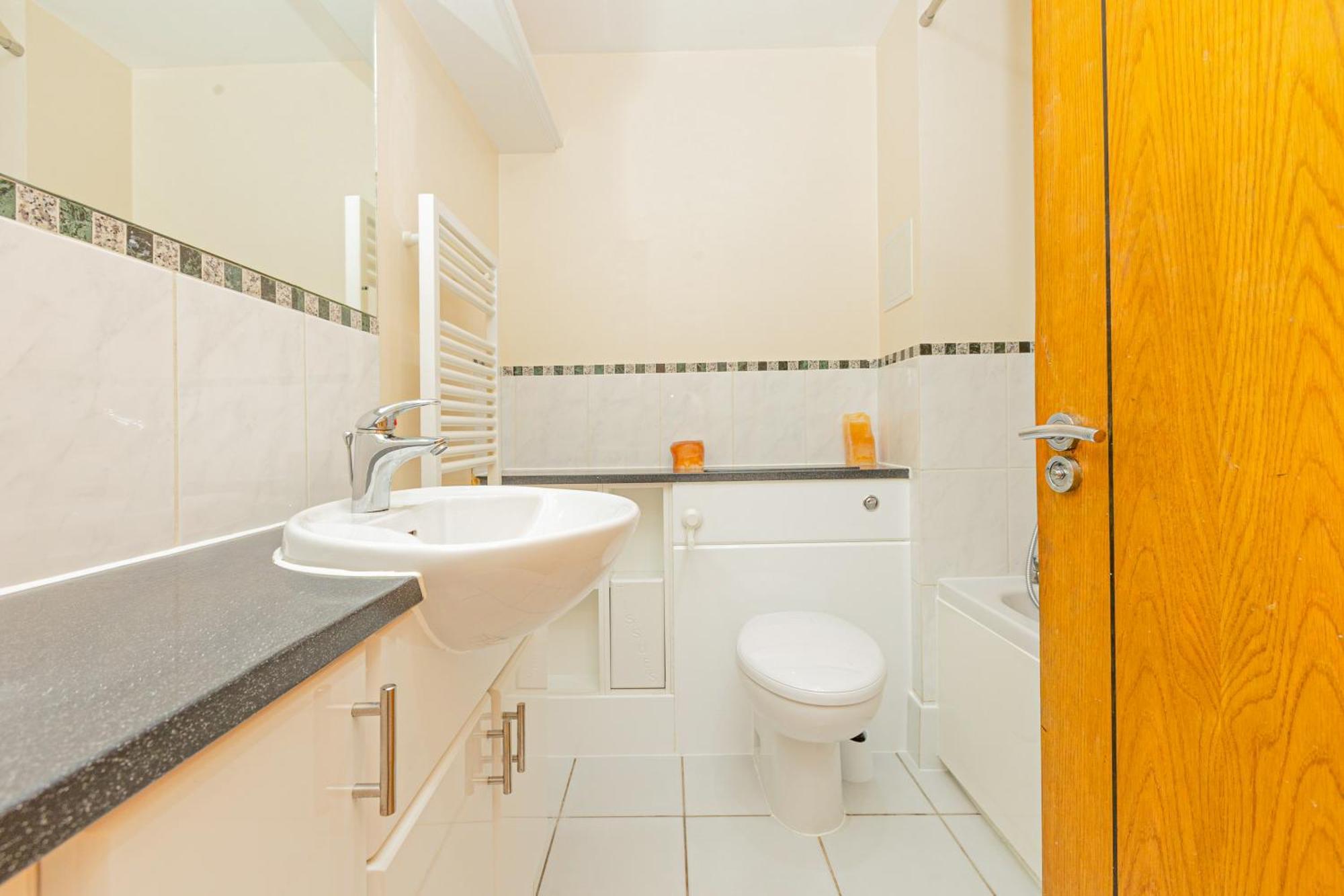 Lit 2br Flat With Balcony Near Canary Wharf, 1min Dlr Appartement *