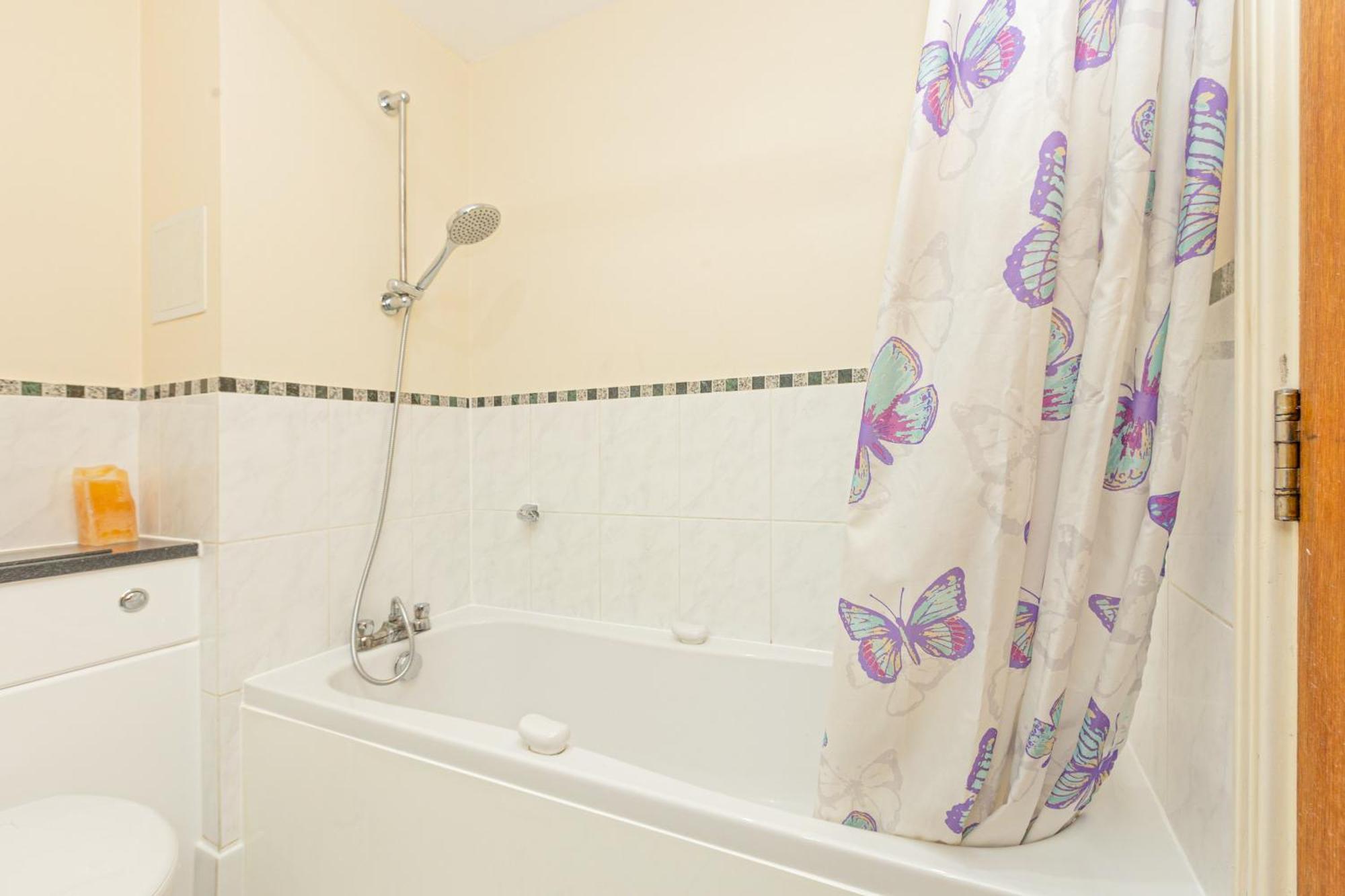 Lit 2br Flat With Balcony Near Canary Wharf, 1min Dlr Londen