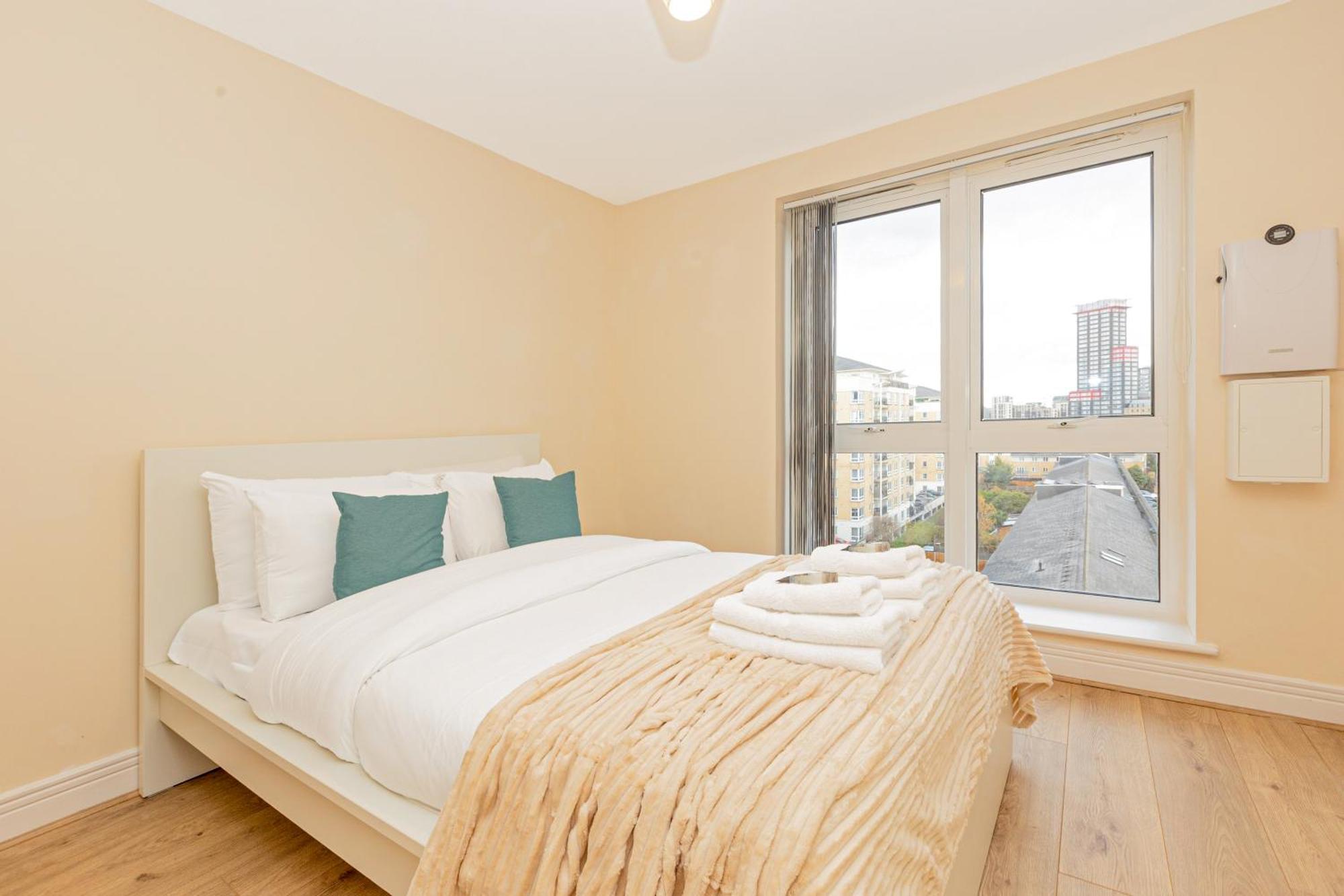 Lit 2br Flat With Balcony Near Canary Wharf, 1min Dlr * Londen