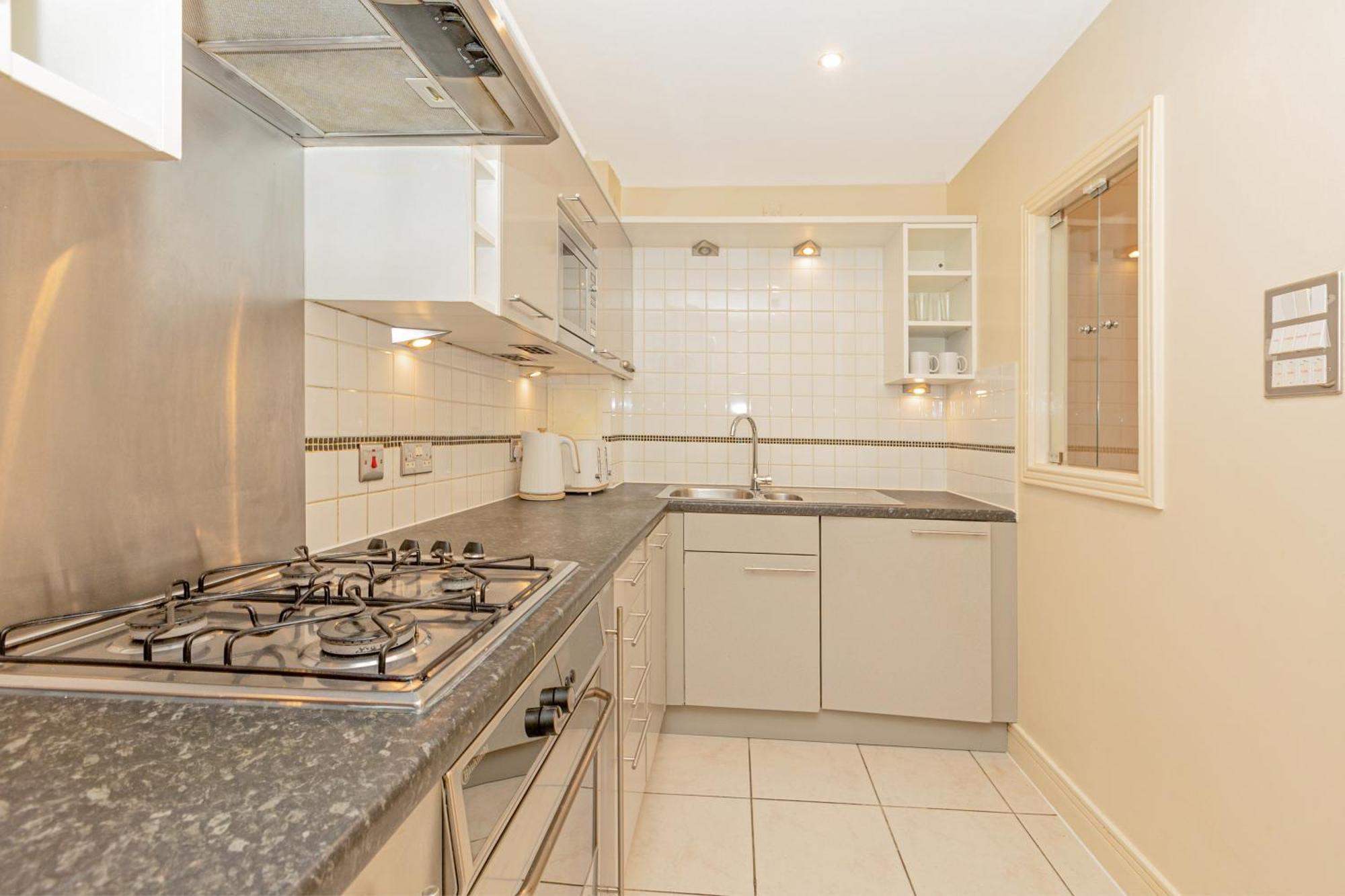 Lit 2br Flat With Balcony Near Canary Wharf, 1min Dlr Appartement Londen