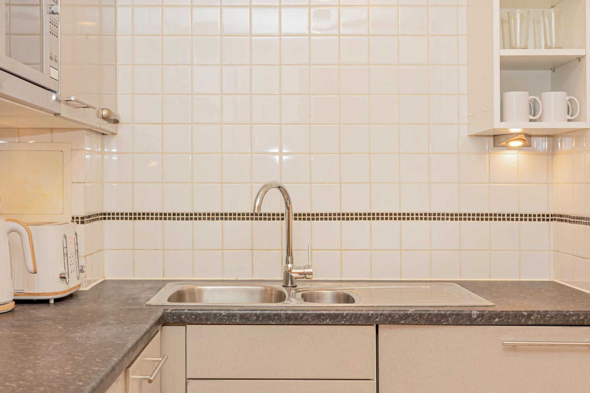 Lit 2br Flat With Balcony Near Canary Wharf, 1min Dlr Londen