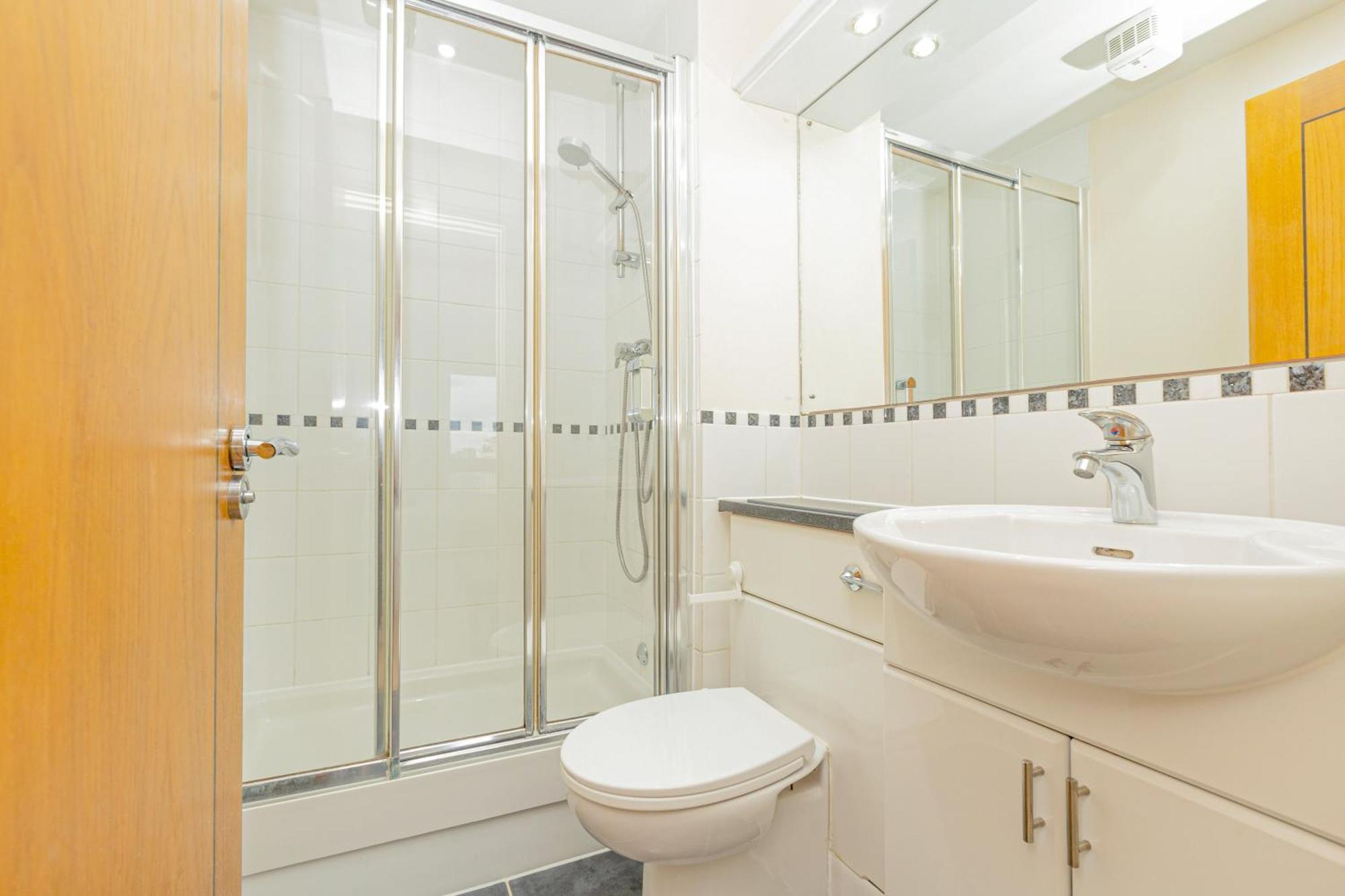 Lit 2br Flat With Balcony Near Canary Wharf, 1min Dlr * Londen