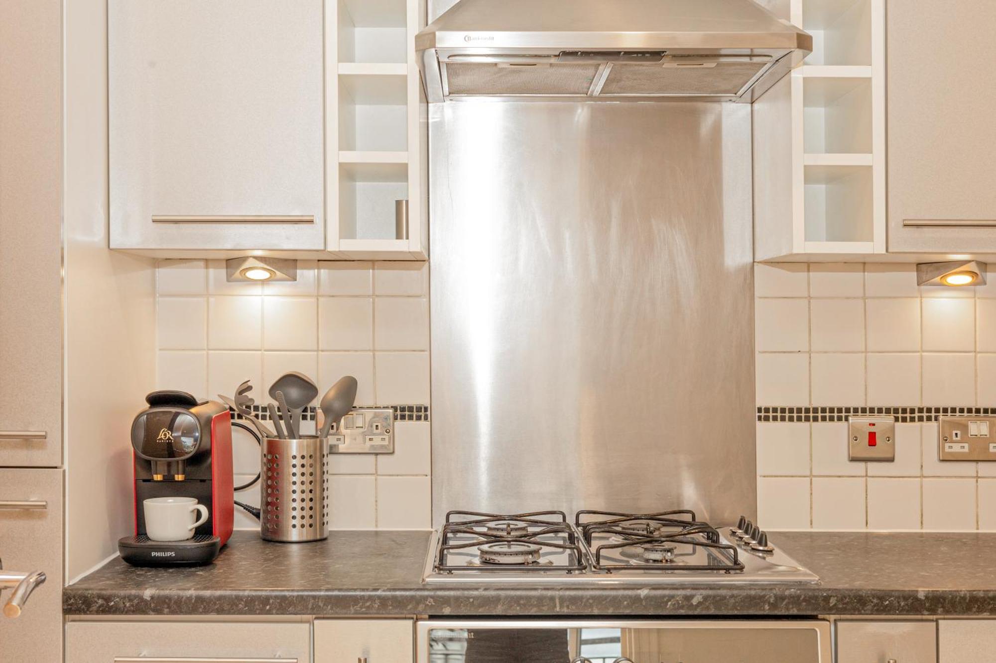 Appartement Lit 2br Flat With Balcony Near Canary Wharf, 1min Dlr Londen