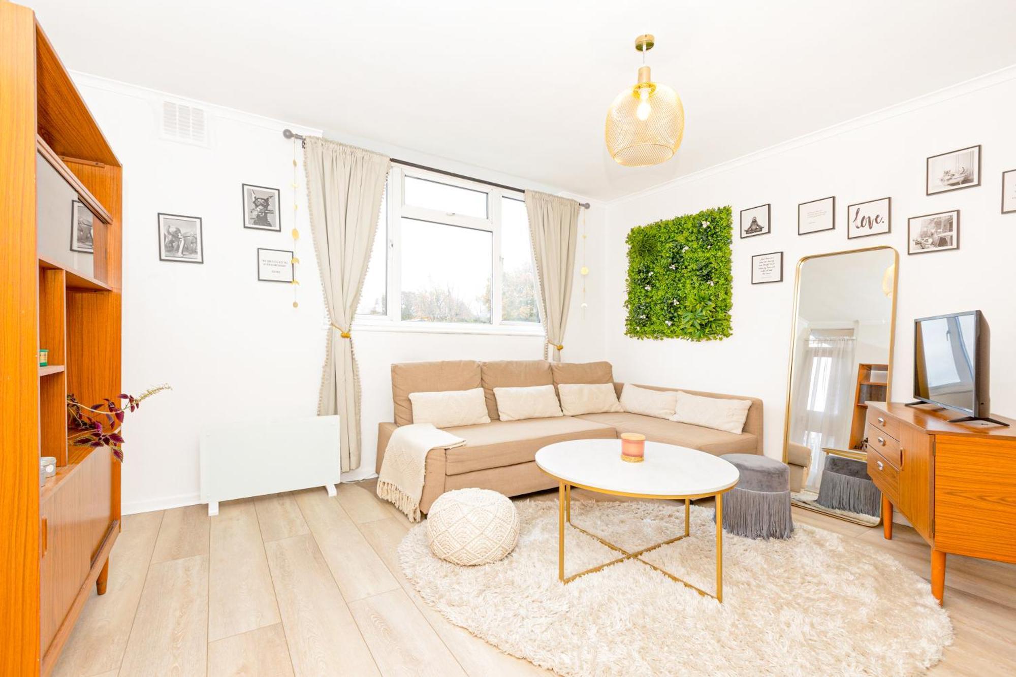Charming With Balcony In Putney, 5 Min Tube