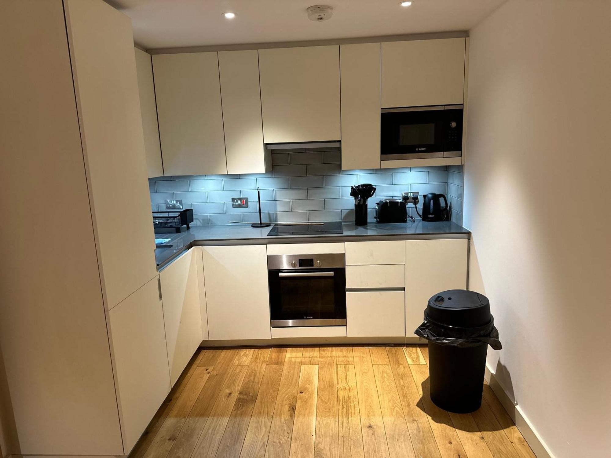 Stunning 1 Bedroom Apartment *