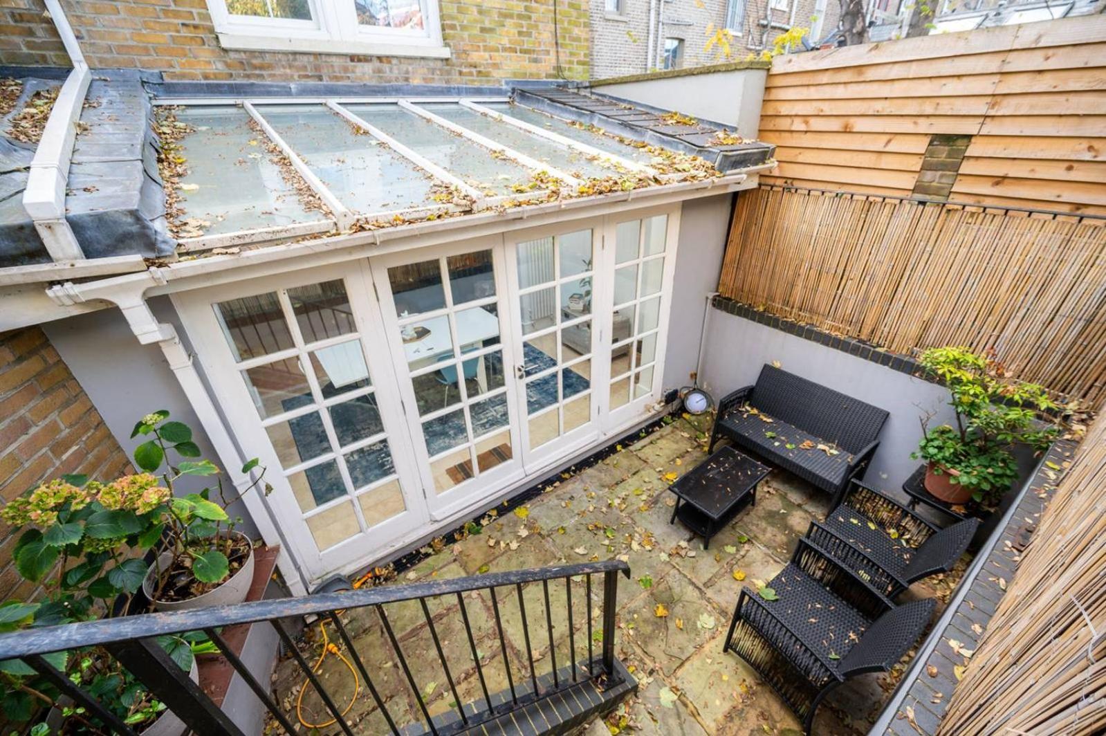 Deluxe Maisonette Oval, Sleeps 4, Garden & Hammock 2 Bedrooms - Open For Business Stays, Relocators, Long Stays, Contractors Apartment *