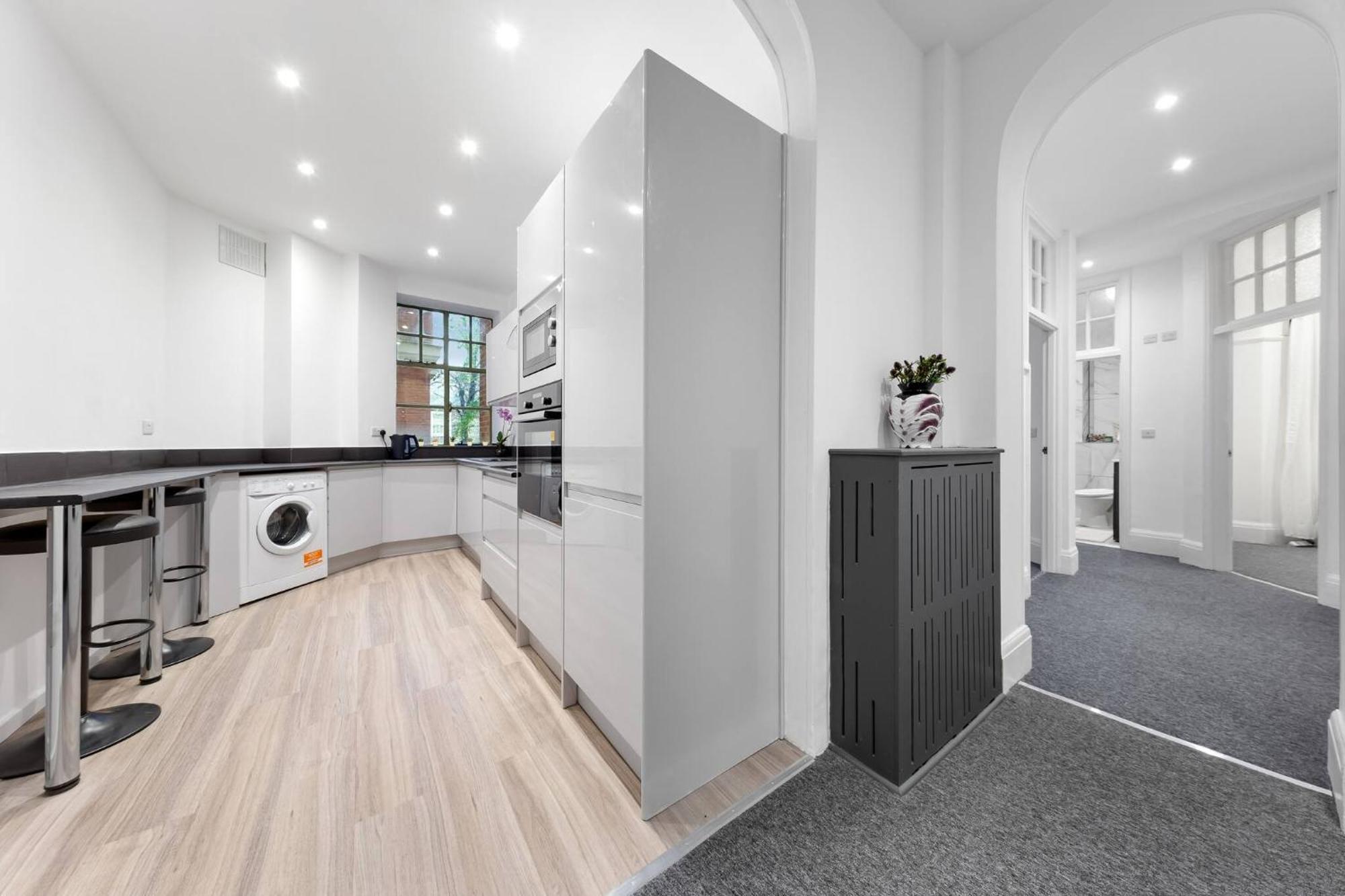 Luxury Serviced In Central Apartment *