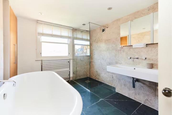 The Walterton Sanctuary - Bright 3 Bed Flat London