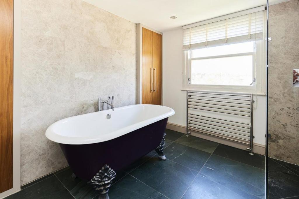 The Walterton Sanctuary - Bright 3 Bed Flat Apartment *