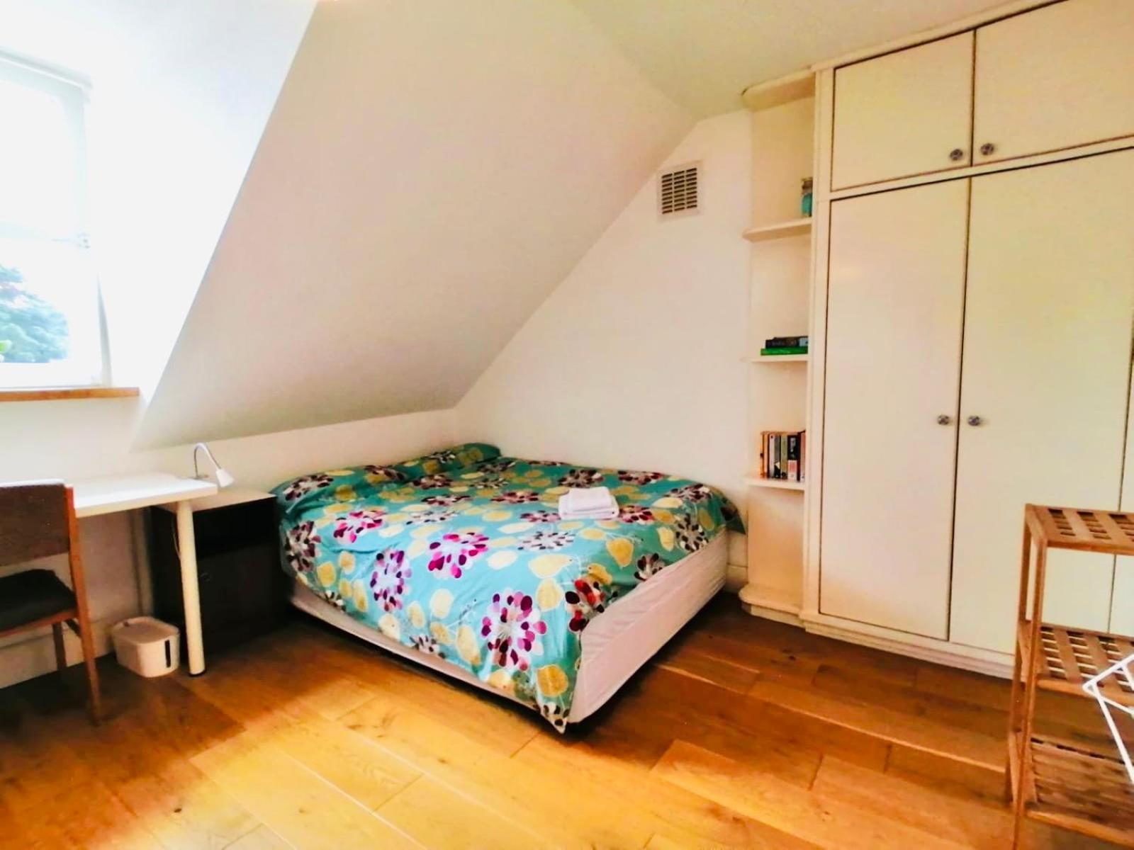 Charming Victorian Flat With Free Parking London