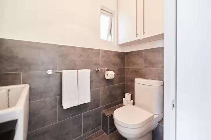 The Walterton Sanctuary - Bright 3 Bed Flat Apartment *
