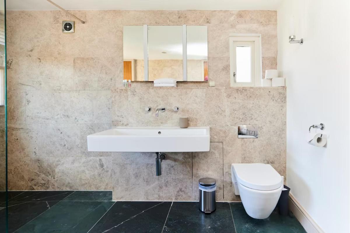 The Walterton Sanctuary - Bright 3 Bed Flat * London
