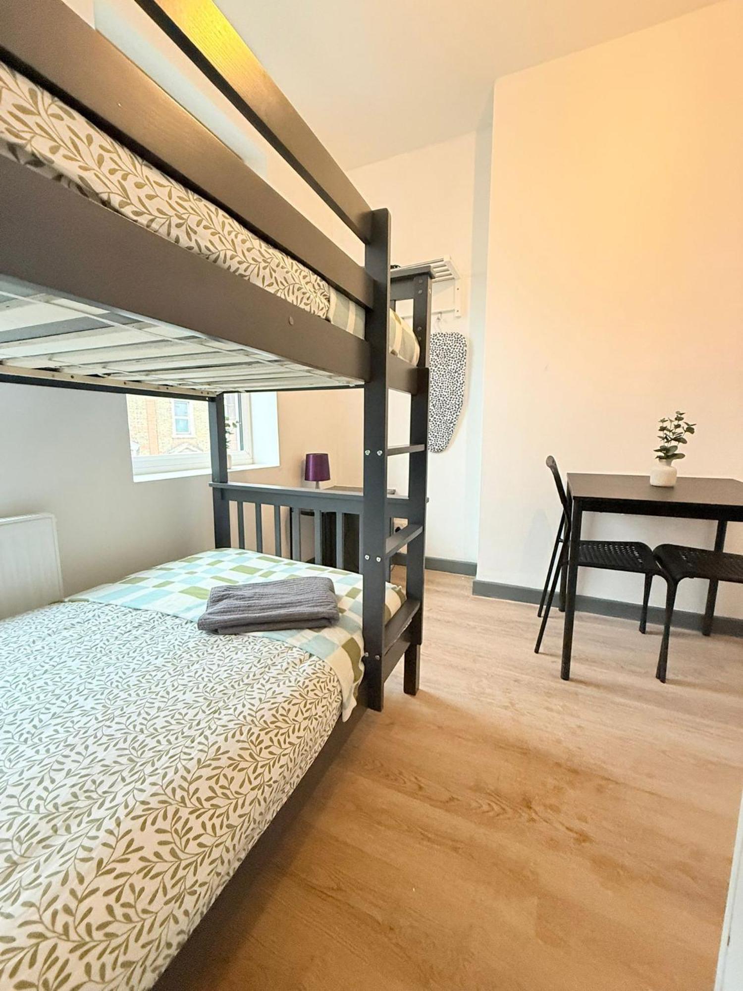 Guest house Cozy Guest Two Bedroom Flat London