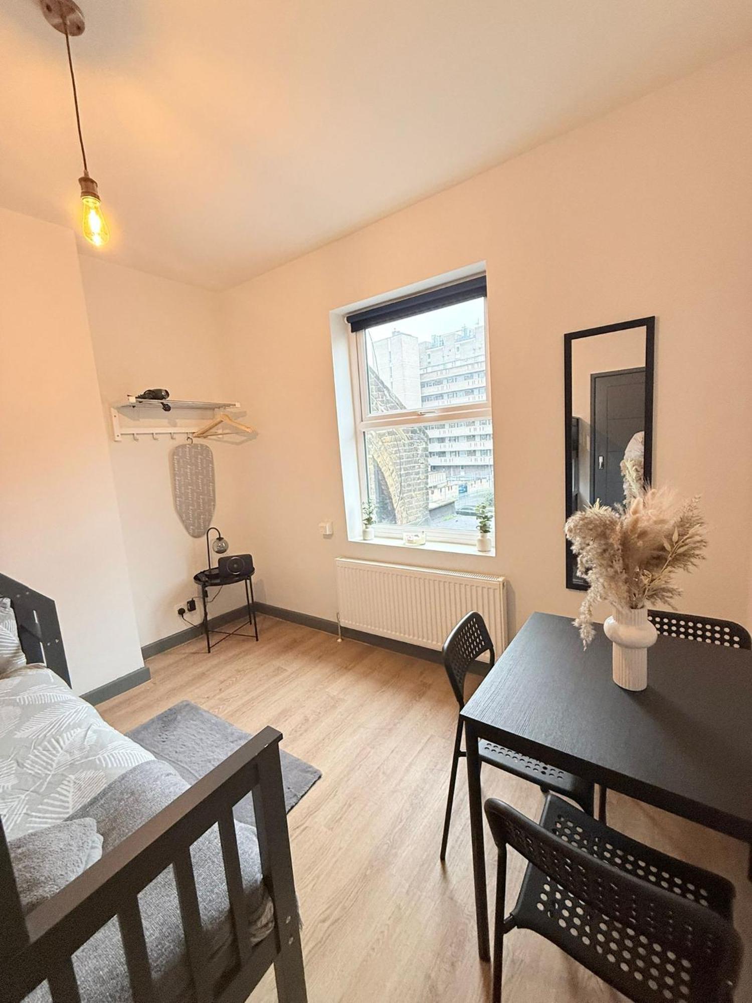 Cozy Guest Two Bedroom Flat Londen