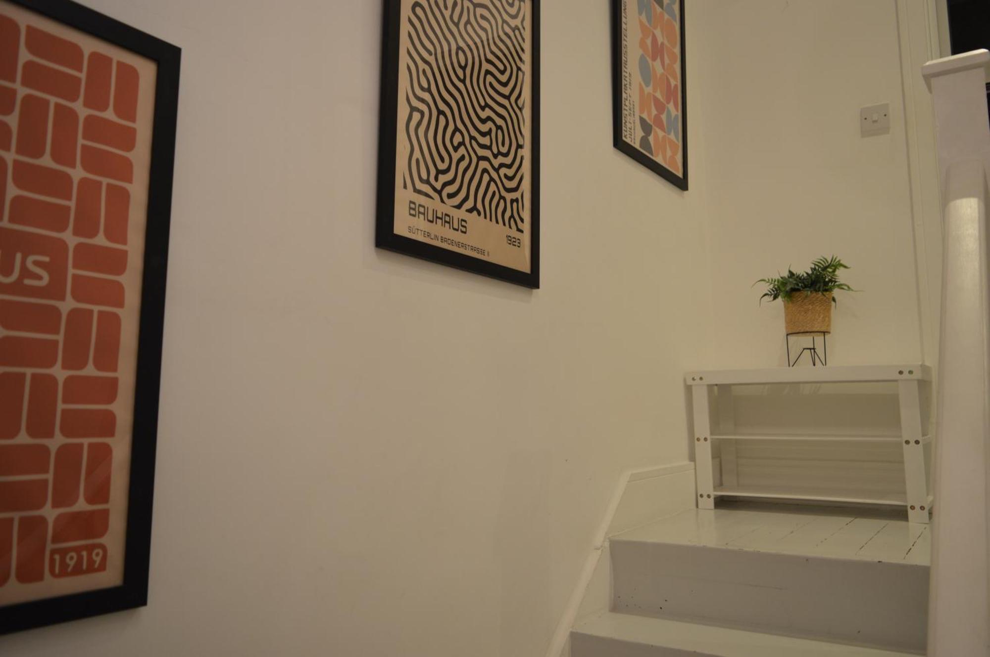 Deluxe Maisonette Oval, Sleeps 4, Garden & Hammock 2 Bedrooms - Open For Business Stays, Relocators, Long Stays, Contractors Apartment London