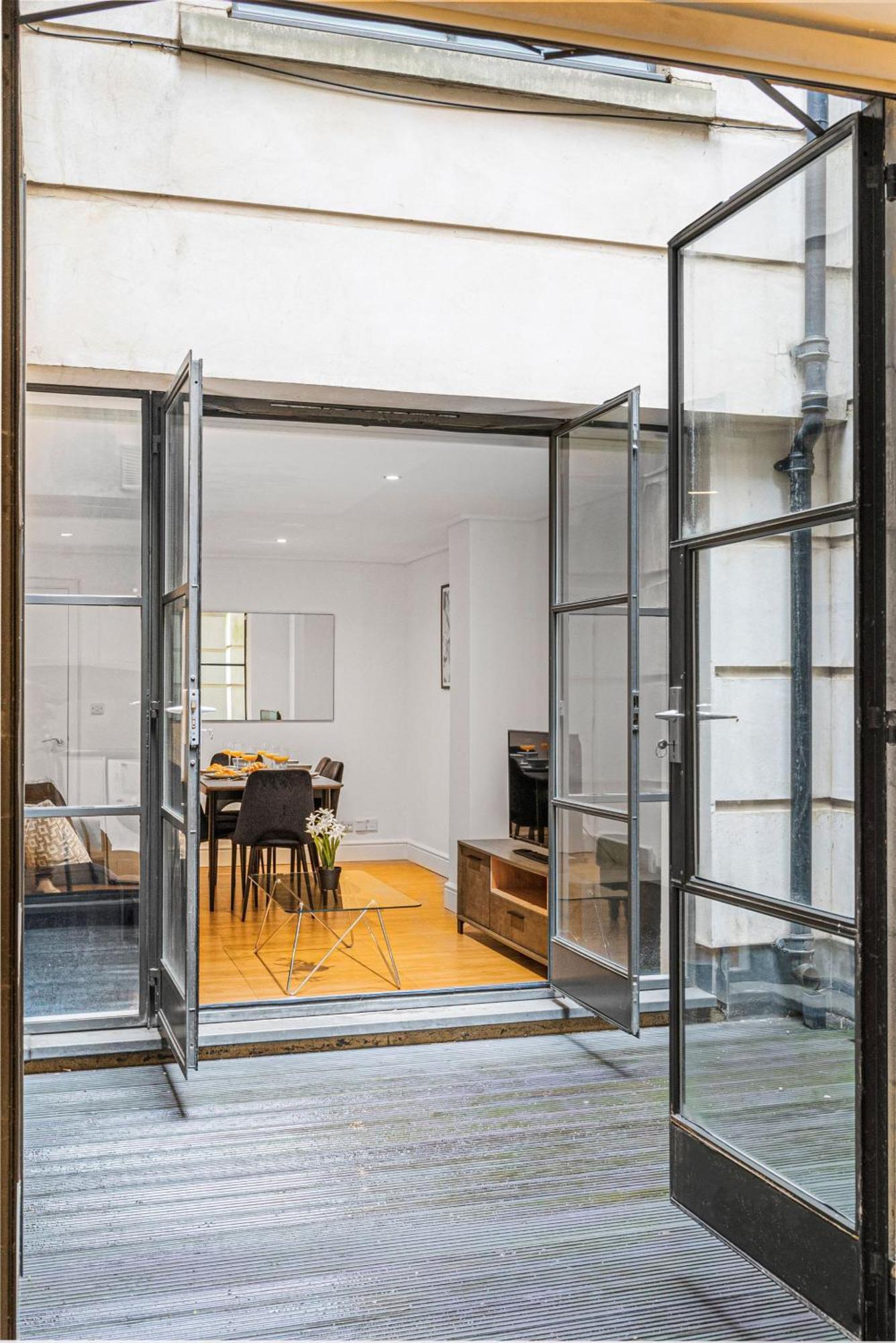 Apartment Heart Of Holborn - 2br With Patio - Cityapartmentstay *