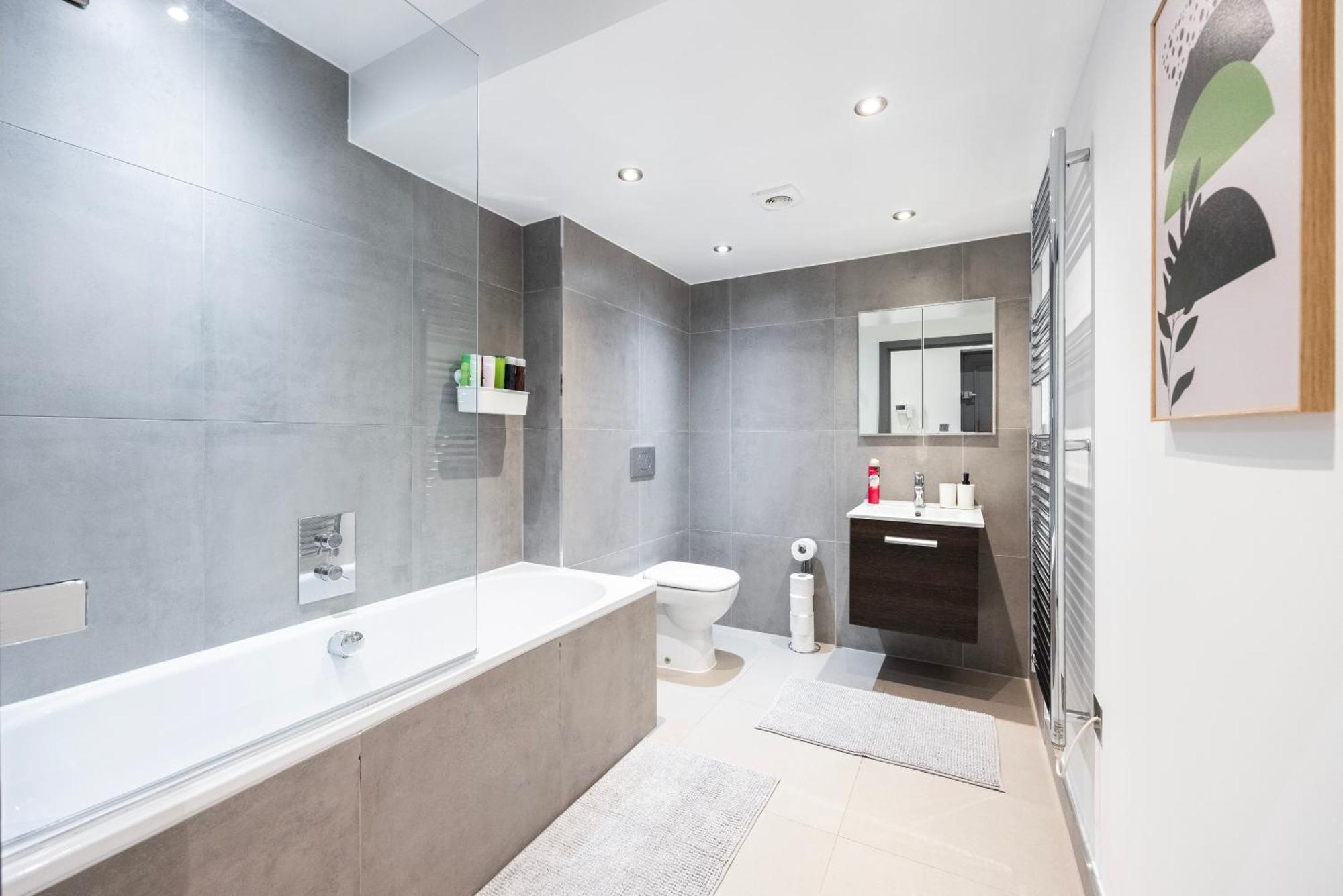 2 Bed 2 Bath Deluxe Flat In Kensington *