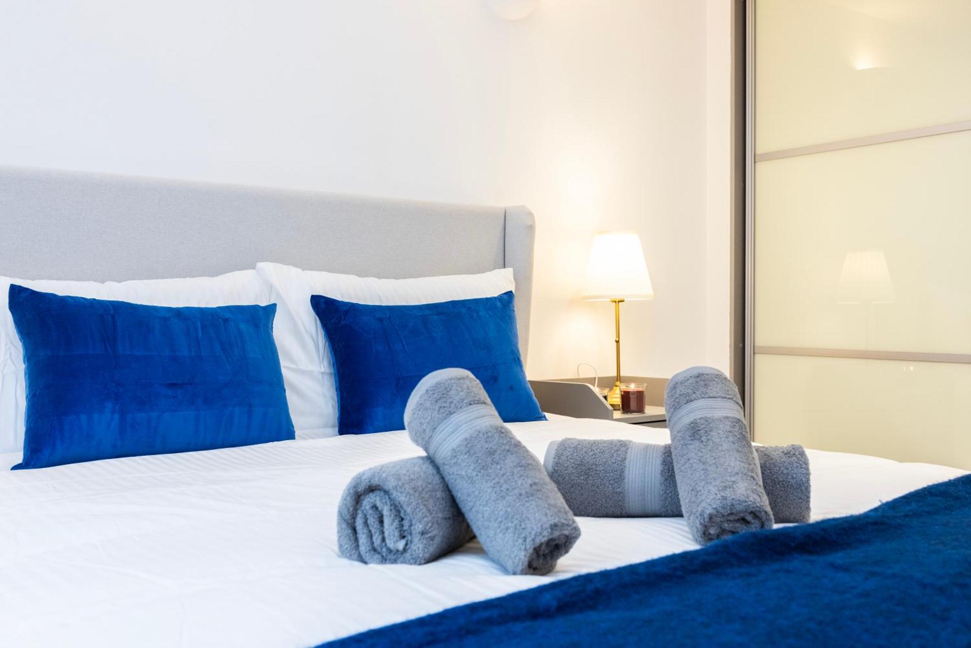 2 Bed 2 Bath Deluxe Flat In Kensington *