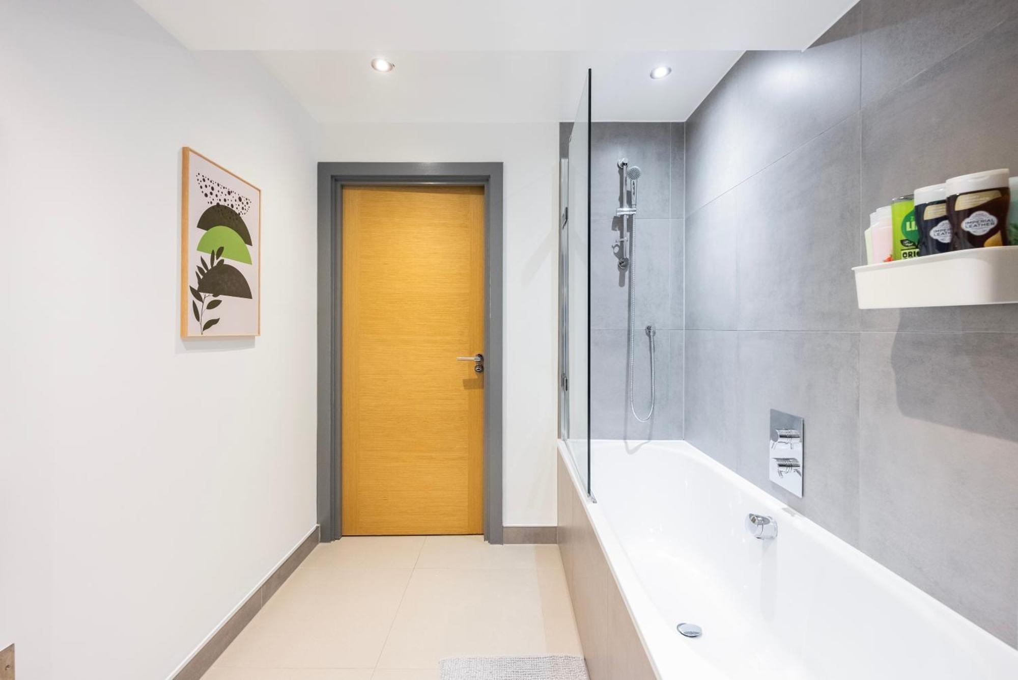 2 Bed 2 Bath Deluxe Flat In Kensington *