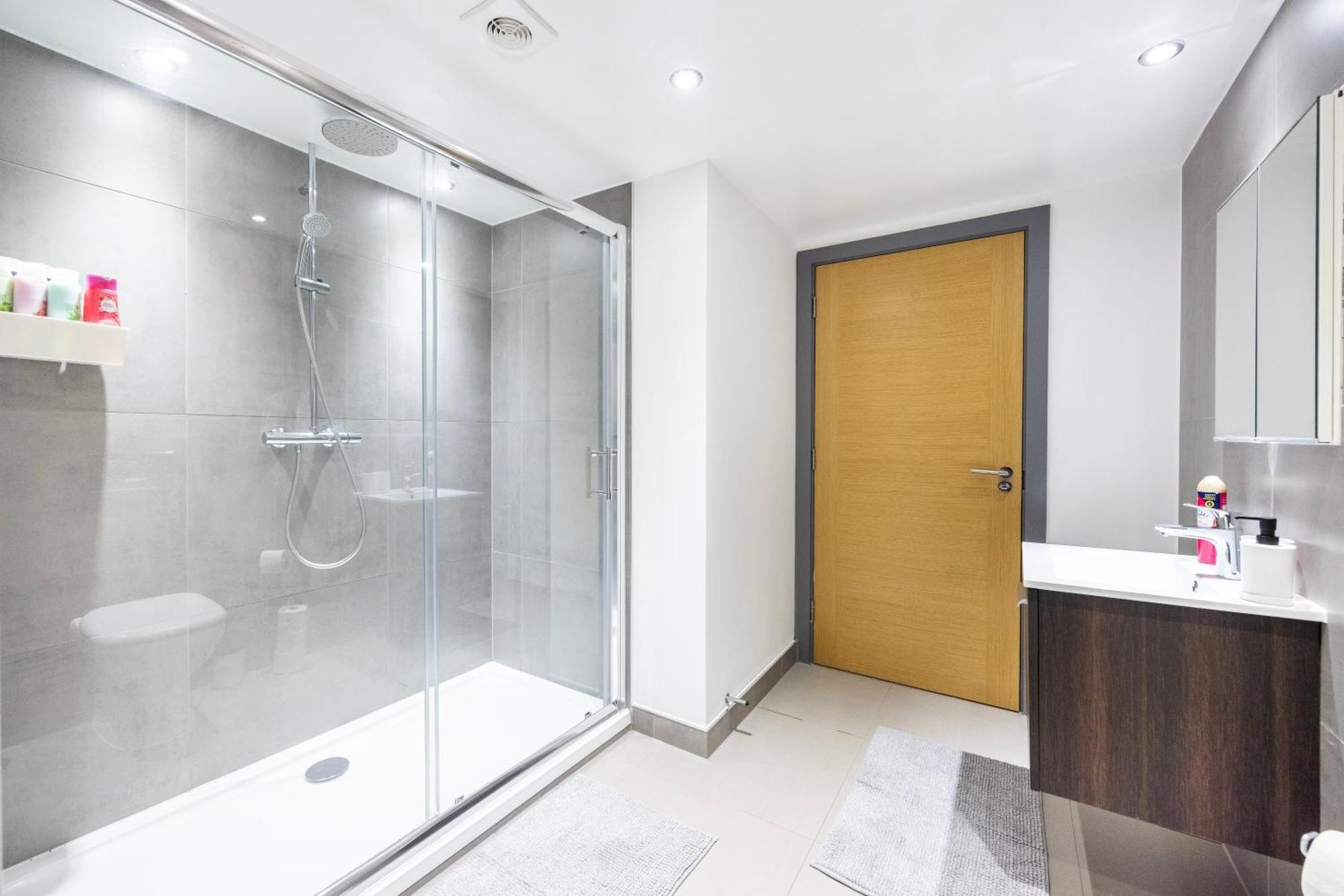 Apartment 2 Bed 2 Bath Deluxe Flat In Kensington *