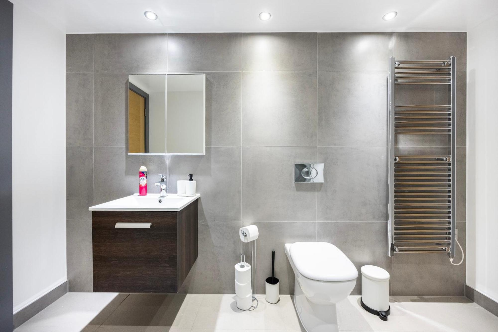 2 Bed 2 Bath Deluxe Flat In Kensington *