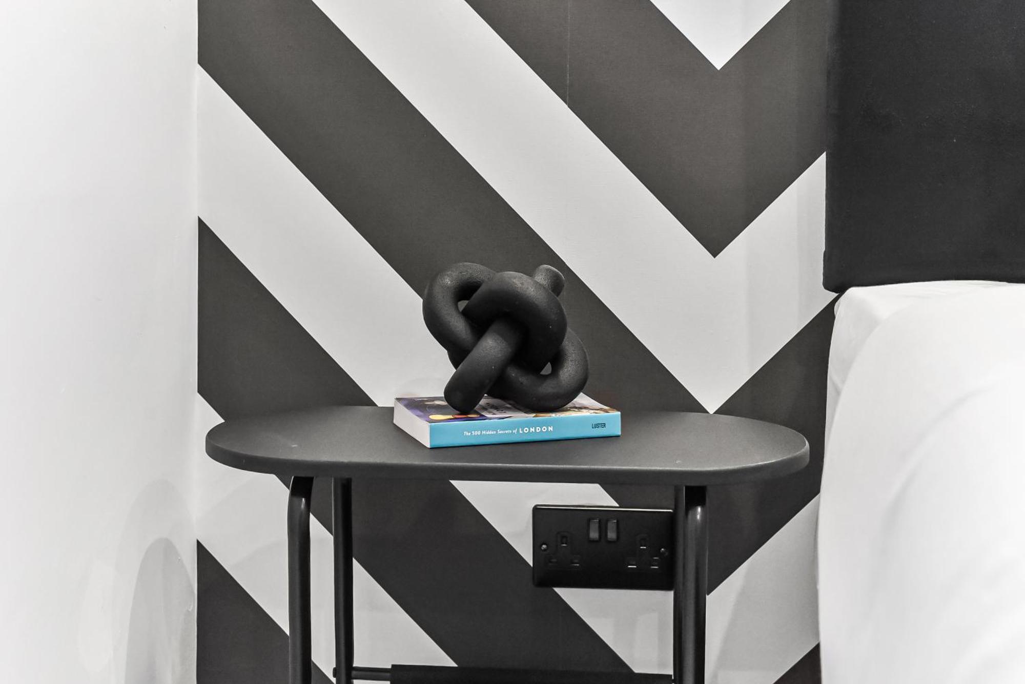 Bright & Bold Perfect For A Chic Apartment *