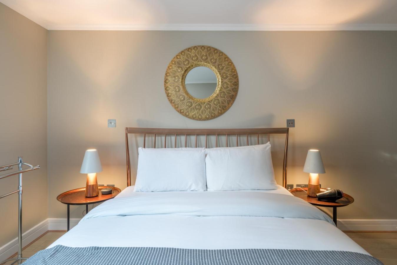 Gorgeous Design 2 Bed Flat Barons Court Sleeps Six Londen
