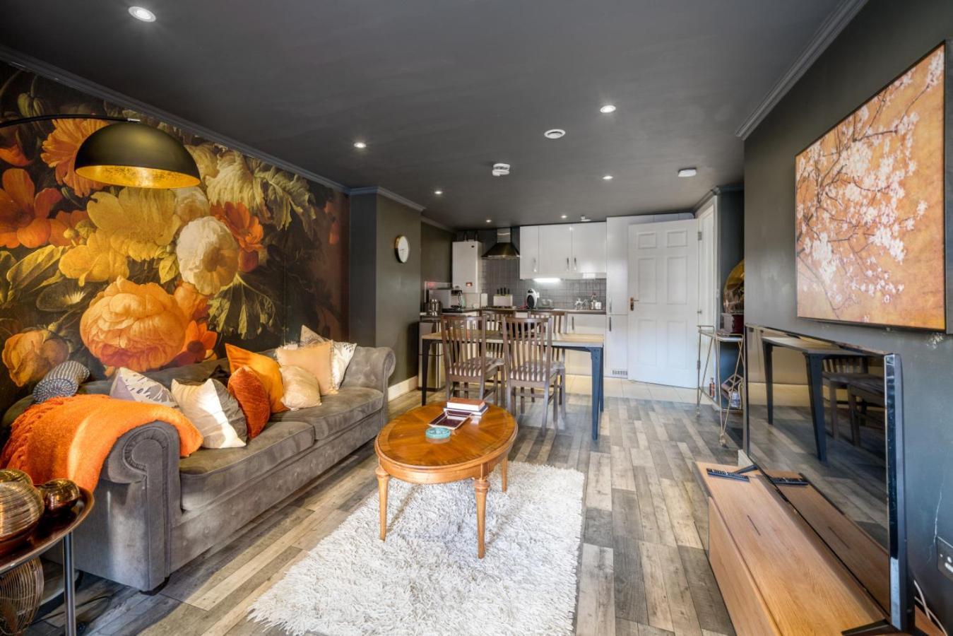 Gorgeous Design 2 Bed Flat Barons Court Sleeps Six Londen