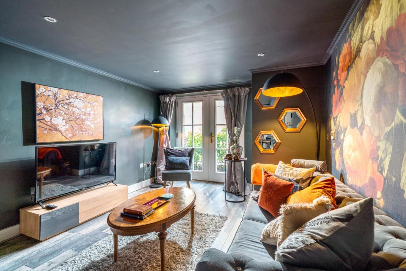 Gorgeous Design 2 Bed Flat Barons Court Sleeps Six Appartement Londen