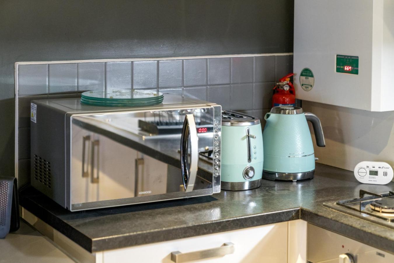 Gorgeous Design 2 Bed Flat Barons Court Sleeps Six Londen