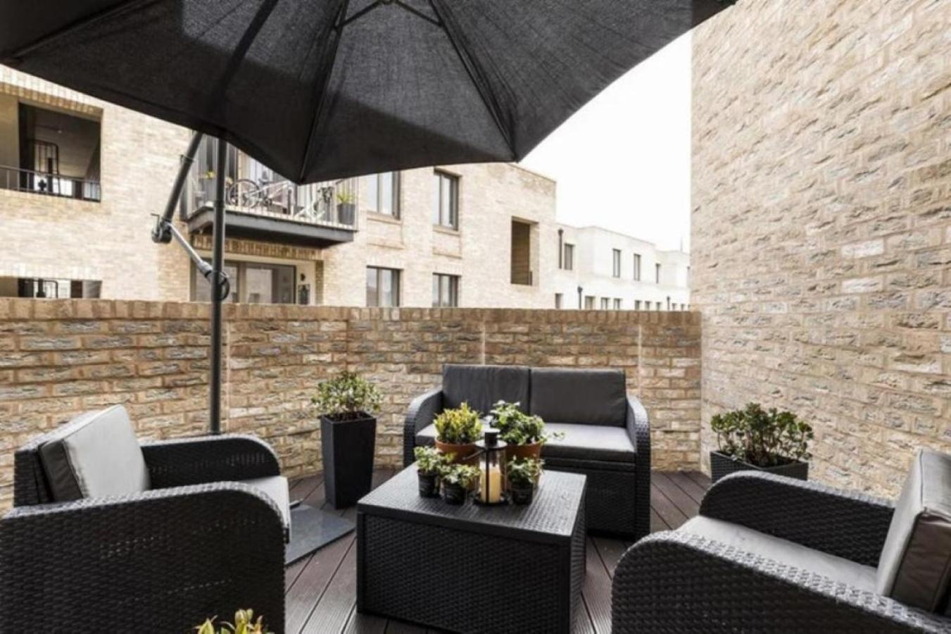 Modern Designed 2 Bed Penthouse Sleeps Five London