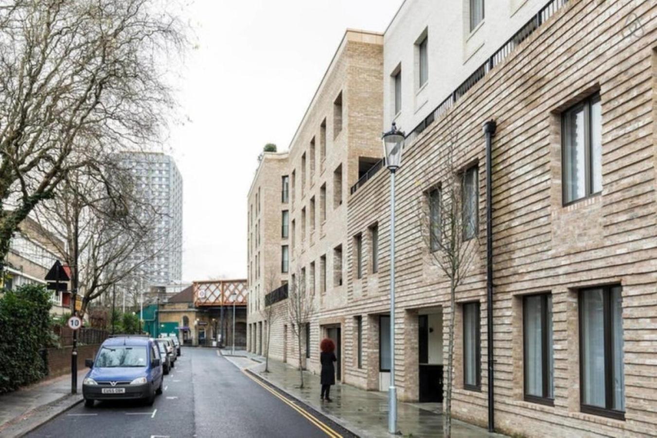 Apartment Modern Designed 2 Bed Penthouse Sleeps Five London