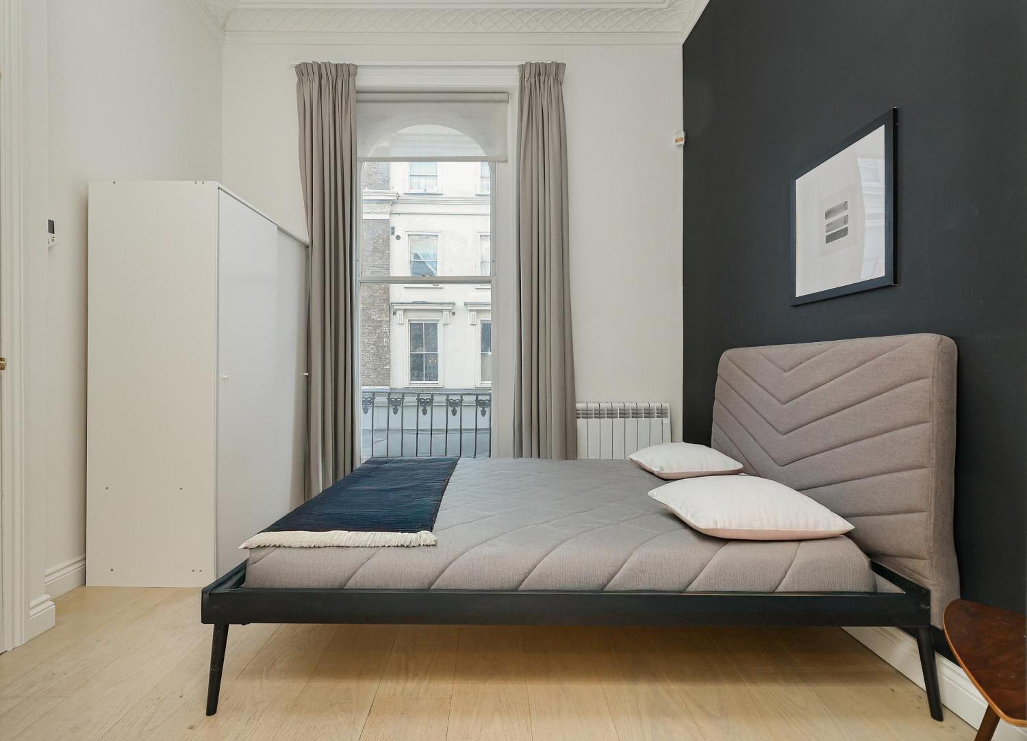 Kensington Gardens Apartment *