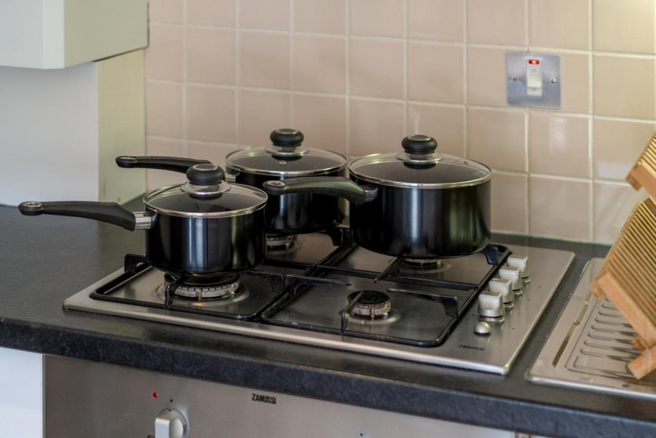 Luxury 1 Bed Sleeps 5, Barons Court 5m To Tube Apartment *