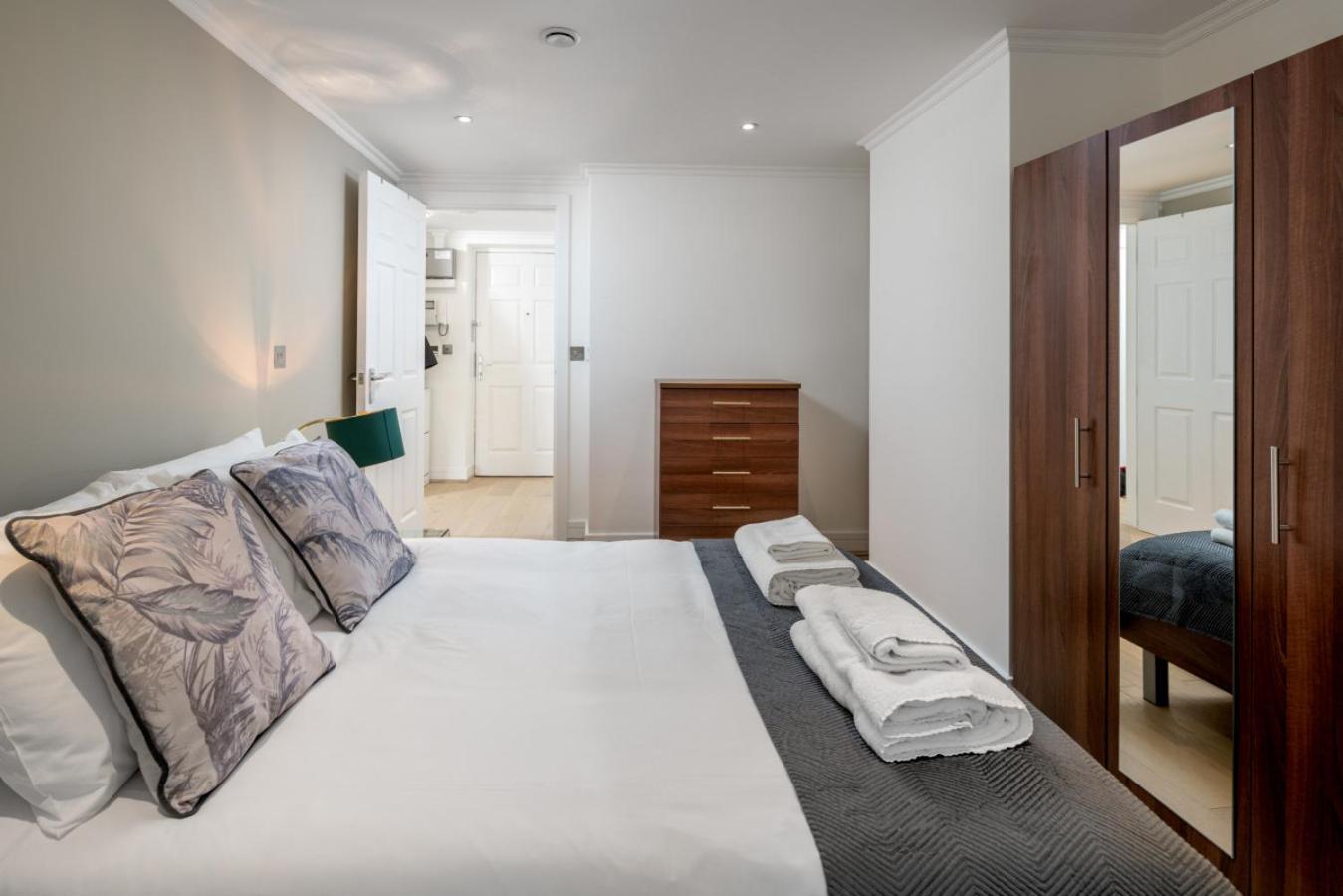 Apartment Luxury 1 Bed Sleeps 5, Barons Court 5m To Tube *
