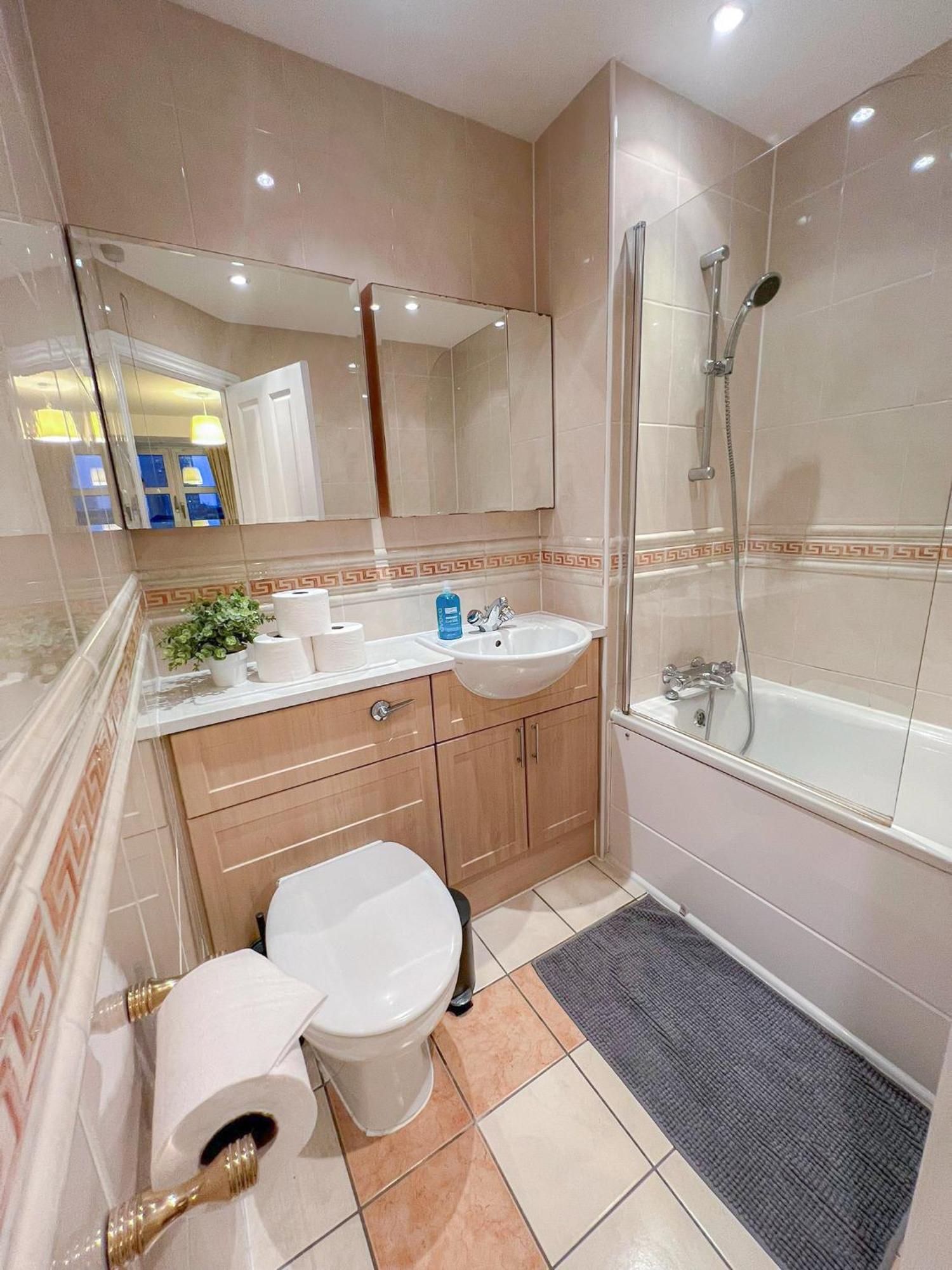 3 Bedroom Flat With Free Secured Parking In Borough Near The Shard, Bermondsey Appartement Londen
