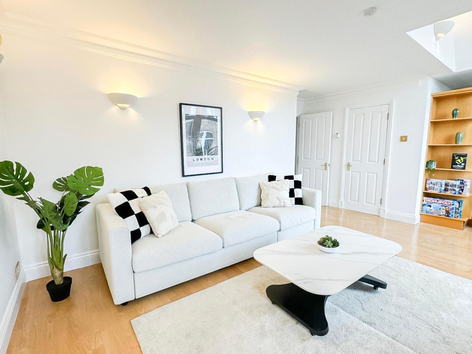 3 Bedroom Flat With Free Secured Parking In Borough Near The Shard, Bermondsey Appartement Londen