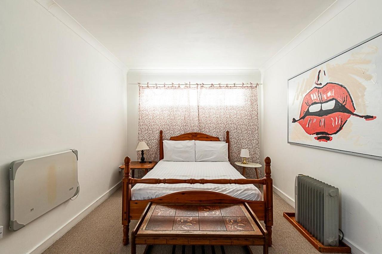 Kensal Green's Cosy Three Bedroom Retreat * London