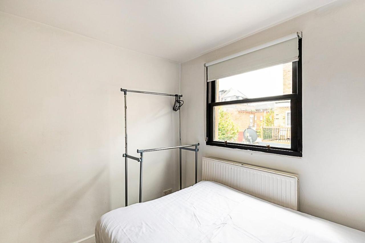 Kensal Green's Cosy Three Bedroom Retreat Apartment *